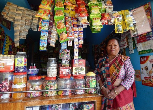 Eine Kleinunternehmerin in ihrem Kiosk