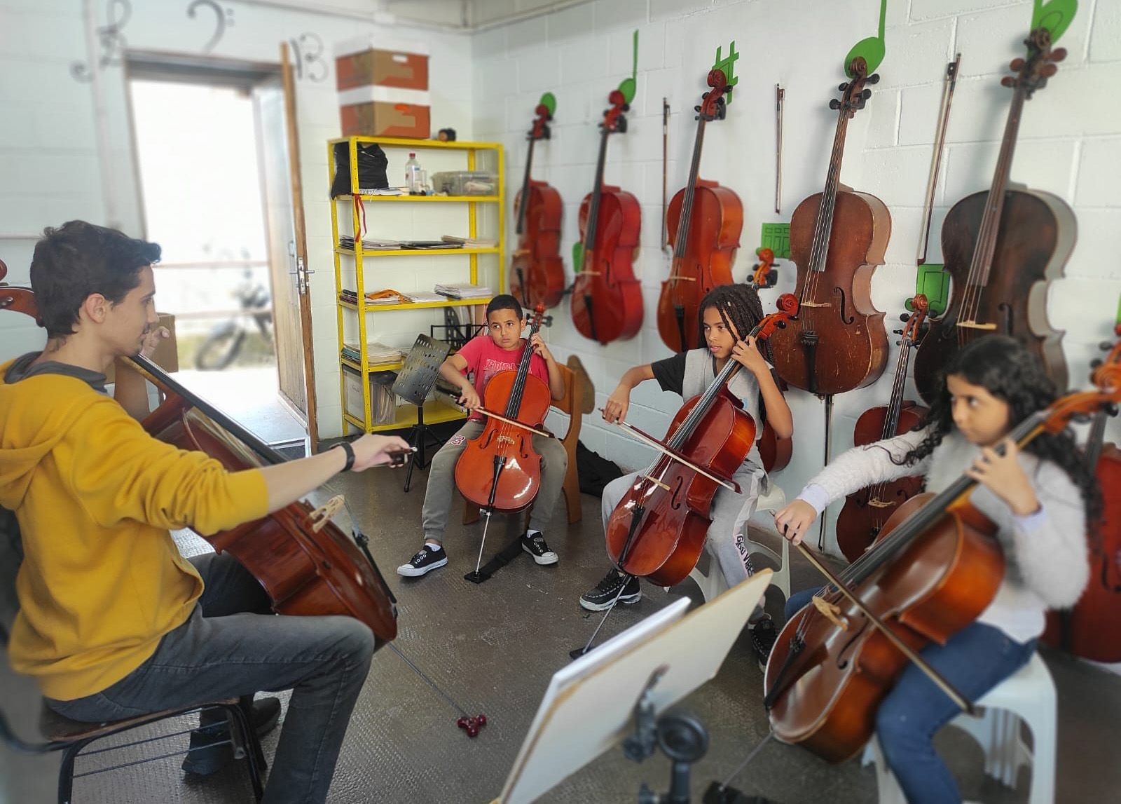 Cellostunde in der Musikschule Monte Azul, Brasilien.