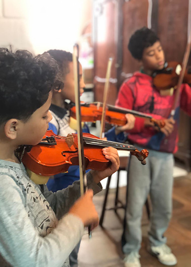 Kinder während einer Geigenstunde in der Musikschule Monte Azul, Brasilien.