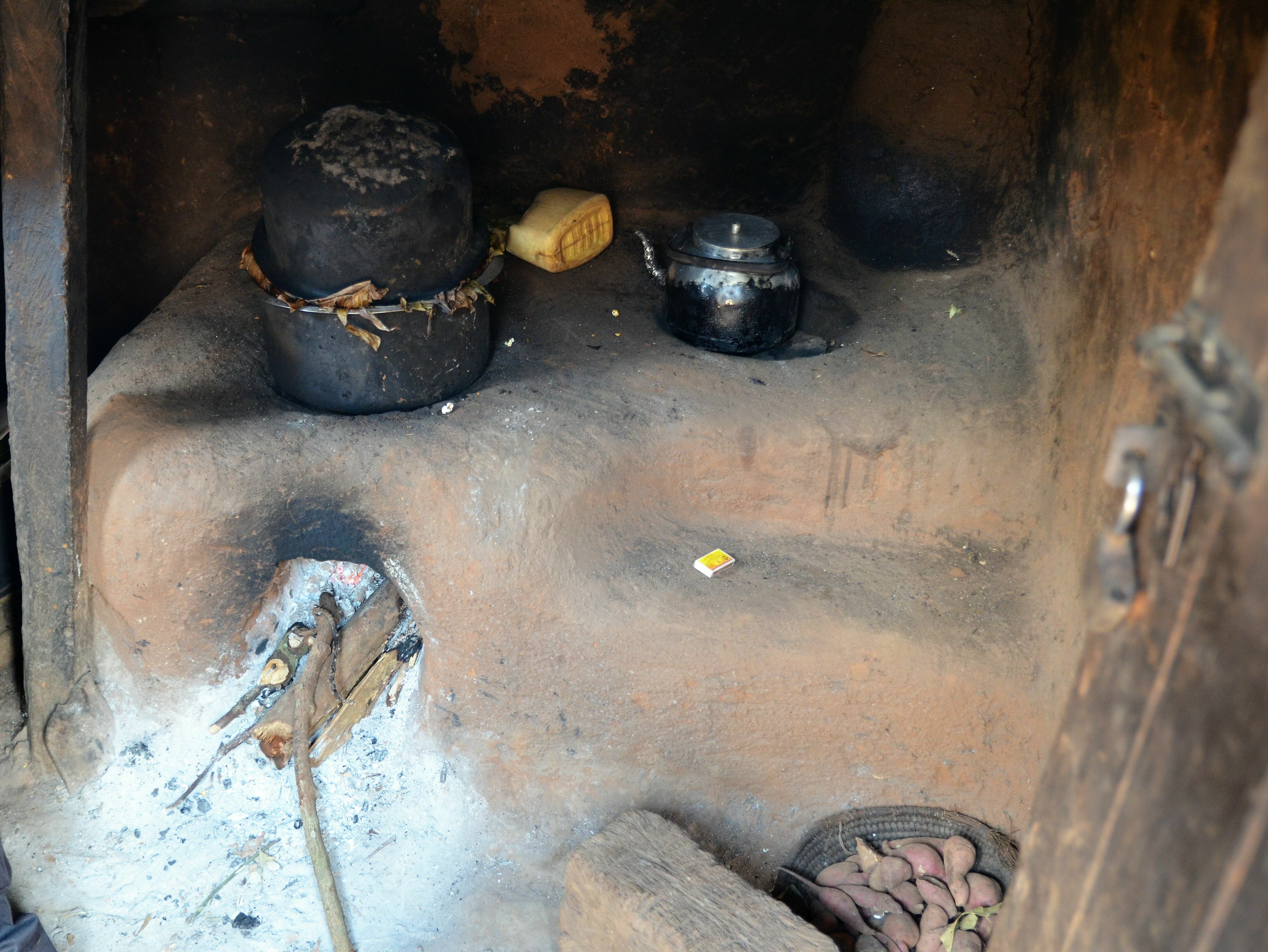Uganda: Feuerholzsparende Öfen