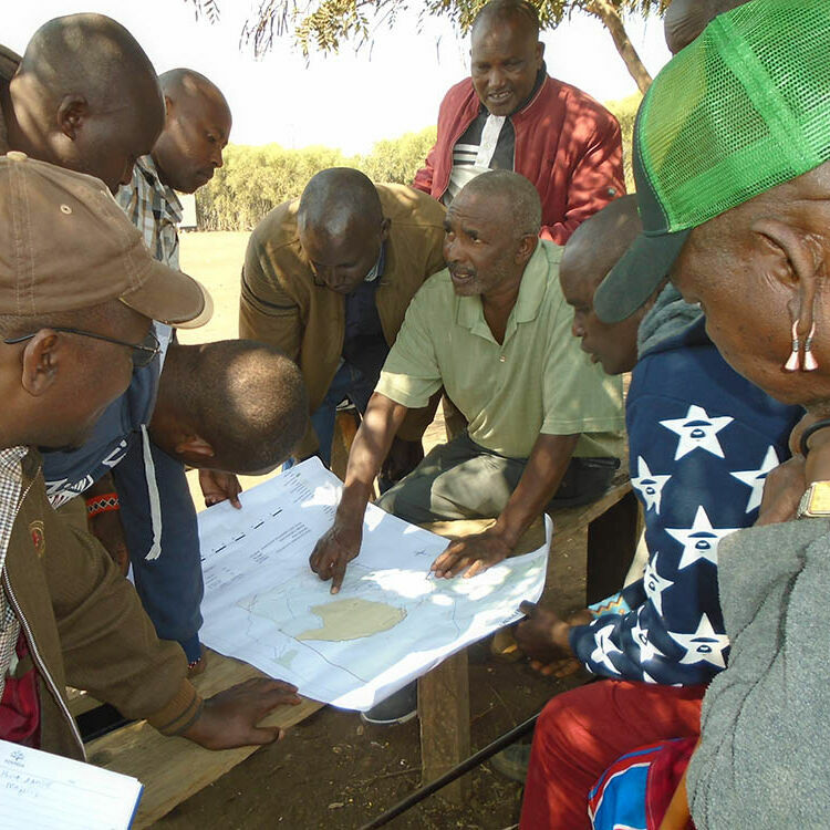 Gemeinsam besprechen Massai-Führer die Grenzen der Schutzgebiete für Wildtiere